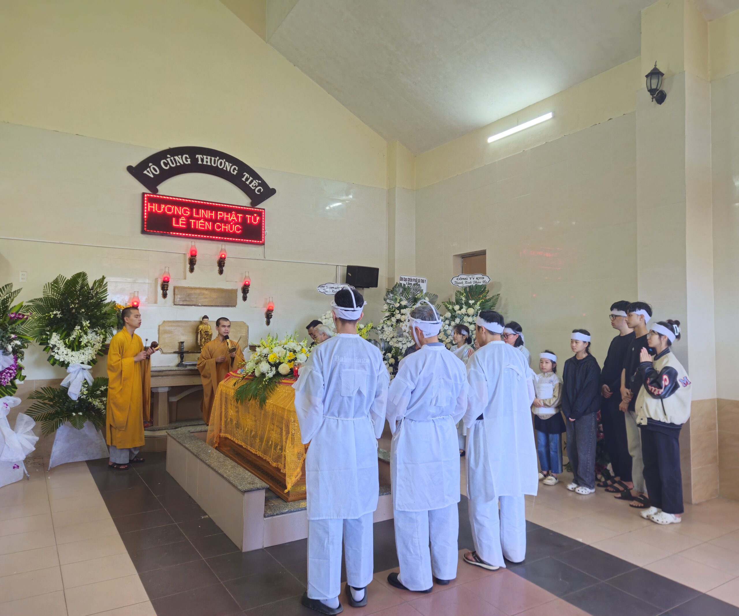 Các con cháu tiễn đưa cụ